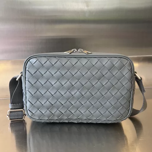 B's new product for autumn and winter 2022. Woven camera bag📷 Practical design, using soft cowhide weaving technology, the upper body has a sense of luxury [Victory] Double zipper opening and closing method, more secure, wide shoulder straps can be adjusted at will, easy to use and comfortable, the camera bag has a large enough capacity and fashionable attributes‼ ️It is super versatile for all kinds of people and scenes regardless of gender
