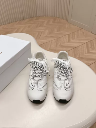 Dior Spring/Summer catwalk style graffiti sketch shoes Gump shoesOriginal development 25ss spring/summer show most frequently seen single product This pair of shoes changed the previous impression of the single design style of Gump shoes. It retains the original shape. The details are very in line with the current trend, but also incorporate the owner's new understanding of Gump shoes and retro feelings. The overall feeling is brand new. The material is a little matte leather, full of retro style. It looks very high-end. The feeling after wearing it is very convex shape. It is really good-looking and versatile. It can be matched with any style of clothes, pants and skirts. It looks good on anyone. The original combination outsole