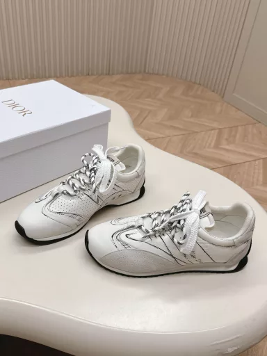 Dior Spring/Summer catwalk style graffiti sketch shoes Gump shoesOriginal development 25ss spring/summer show most frequently seen single product This pair of shoes changed the previous impression of the single design style of Gump shoes. It retains the original shape. The details are very in line with the current trend, but also incorporate the owner's new understanding of Gump shoes and retro feelings. The overall feeling is brand new. The material is a little matte leather, full of retro style. It looks very high-end. The feeling after wearing it is very convex shape. It is really good-looking and versatile. It can be matched with any style of clothes, pants and skirts. It looks good on anyone. The original combination outsole