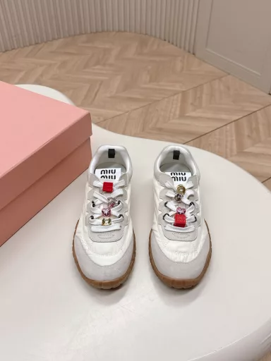 Miu Miu Spring and Summer New Biscuit Shoes Forrest Gump Shoes Casual SneakersMiumiu's latest hit Avant-garde and bold design, Miu Miu style is integrated into the simple lines of this thick-soled canvas sneaker.The unique logo is decorated on the tongue and back of the shoe, embellishing the retro design and adding a signature element! The thick-soled design defines the avant-garde modern styleFabric: Original custom fabric/cow suede Lining: Original imported soft lambskin Sole: Original molded non-slip rubber outsole