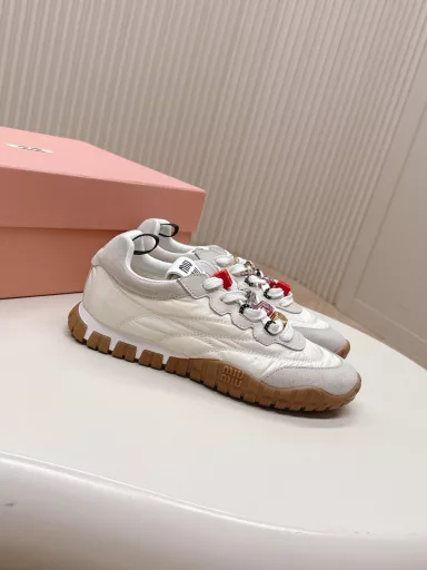 Miu Miu Spring and Summer New Biscuit Shoes Forrest Gump Shoes Casual SneakersMiumiu's latest hit Avant-garde and bold design, Miu Miu style is integrated into the simple lines of this thick-soled canvas sneaker.The unique logo is decorated on the tongue and back of the shoe, embellishing the retro design and adding a signature element! The thick-soled design defines the avant-garde modern styleFabric: Original custom fabric/cow suede Lining: Original imported soft lambskin Sole: Original molded non-slip rubber outsole
