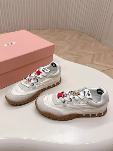 Miu Miu Spring and Summer New Biscuit Shoes Forrest Gump Shoes Casual SneakersMiumiu's latest hit Avant-garde and bold design, Miu Miu style is integrated into the simple lines of this thick-soled canvas sneaker.The unique logo is decorated on the tongue and back of the shoe, embellishing the retro design and adding a signature element! The thick-soled design defines the avant-garde modern styleFabric: Original custom fabric/cow suede Lining: Original imported soft lambskin Sole: Original molded non-slip rubber outsole