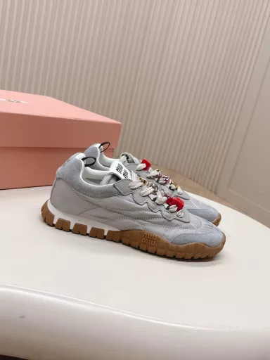Miu Miu Spring and Summer New Biscuit Shoes Forrest Gump Shoes Casual SneakersMiumiu's latest hit Avant-garde and bold design, Miu Miu style is integrated into the simple lines of this thick-soled canvas sneaker.The unique logo is decorated on the tongue and back of the shoe, embellishing the retro design and adding a signature element! The thick-soled design defines the avant-garde modern styleFabric: Original custom fabric/cow suede Lining: Original imported soft lambskin Sole: Original molded non-slip rubber outsole