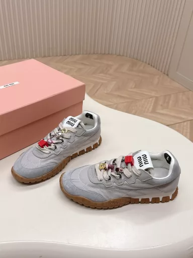 Miu Miu Spring and Summer New Biscuit Shoes Forrest Gump Shoes Casual SneakersMiumiu's latest hit Avant-garde and bold design, Miu Miu style is integrated into the simple lines of this thick-soled canvas sneaker.The unique logo is decorated on the tongue and back of the shoe, embellishing the retro design and adding a signature element! The thick-soled design defines the avant-garde modern styleFabric: Original custom fabric/cow suede Lining: Original imported soft lambskin Sole: Original molded non-slip rubber outsole