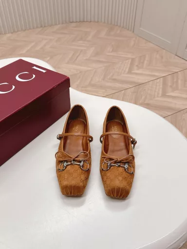 GUCCI Ballet Shoes 2025 Early Spring Series Ballet ShoesThis year is the year of ballet shoes, and Gucci's 2025 Early Spring Series ballet shoes are also popular! The small square head design + classic horsebit buckle are exquisite and elegant with a hint of playfulness, and they look fashionable and beautiful when worn.