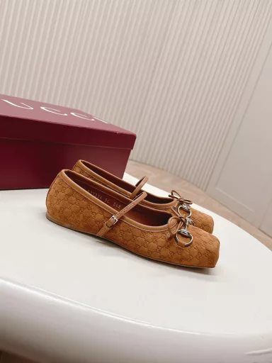 GUCCI Ballet Shoes 2025 Early Spring Series Ballet ShoesThis year is the year of ballet shoes, and Gucci's 2025 Early Spring Series ballet shoes are also popular! The small square head design + classic horsebit buckle are exquisite and elegant with a hint of playfulness, and they look fashionable and beautiful when worn.