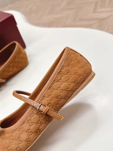 GUCCI Ballet Shoes 2025 Early Spring Series Ballet ShoesThis year is the year of ballet shoes, and Gucci's 2025 Early Spring Series ballet shoes are also popular! The small square head design + classic horsebit buckle are exquisite and elegant with a hint of playfulness, and they look fashionable and beautiful when worn.