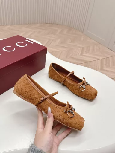GUCCI Ballet Shoes 2025 Early Spring Series Ballet ShoesThis year is the year of ballet shoes, and Gucci's 2025 Early Spring Series ballet shoes are also popular! The small square head design + classic horsebit buckle are exquisite and elegant with a hint of playfulness, and they look fashionable and beautiful when worn.