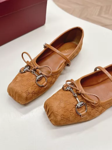 GUCCI Ballet Shoes 2025 Early Spring Series Ballet ShoesThis year is the year of ballet shoes, and Gucci's 2025 Early Spring Series ballet shoes are also popular! The small square head design + classic horsebit buckle are exquisite and elegant with a hint of playfulness, and they look fashionable and beautiful when worn.