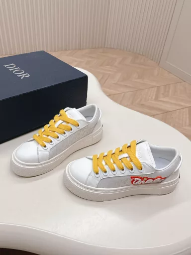 Dior B33 Series Latest Snake Year Limited EditionSneakers are a new product for the fall of 2023, reinterpreting the classic tennis shoes, with a stylish silhouette that highlights the thickness. Crafted from navy blue and white jacquard fabrics, decorated with Oblique prints, paired with suede panels, the unique padded tongue is embellished with the Dior embossed logo, paired with navy blue mohair wide laces and matte brass eyelets with the same tone.White Dior Oblique pattern rubber sole, with a contrasting Dior 30 Avenue Montaigne logo on the back to enhance the style. It can add a fashionable temperament to casual looks