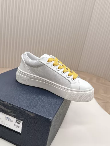 Dior B33 Series Latest Snake Year Limited EditionSneakers are a new product for the fall of 2023, reinterpreting the classic tennis shoes, with a stylish silhouette that highlights the thickness. Crafted from navy blue and white jacquard fabrics, decorated with Oblique prints, paired with suede panels, the unique padded tongue is embellished with the Dior embossed logo, paired with navy blue mohair wide laces and matte brass eyelets with the same tone.White Dior Oblique pattern rubber sole, with a contrasting Dior 30 Avenue Montaigne logo on the back to enhance the style. It can add a fashionable temperament to casual looks