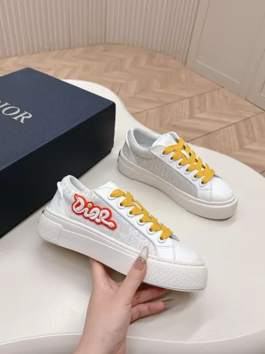 Dior B33 Series Latest Snake Year Limited EditionSneakers are a new product for the fall of 2023, reinterpreting the classic tennis shoes, with a stylish silhouette that highlights the thickness. Crafted from navy blue and white jacquard fabrics, decorated with Oblique prints, paired with suede panels, the unique padded tongue is embellished with the Dior embossed logo, paired with navy blue mohair wide laces and matte brass eyelets with the same tone.White Dior Oblique pattern rubber sole, with a contrasting Dior 30 Avenue Montaigne logo on the back to enhance the style. It can add a fashionable temperament to casual looks