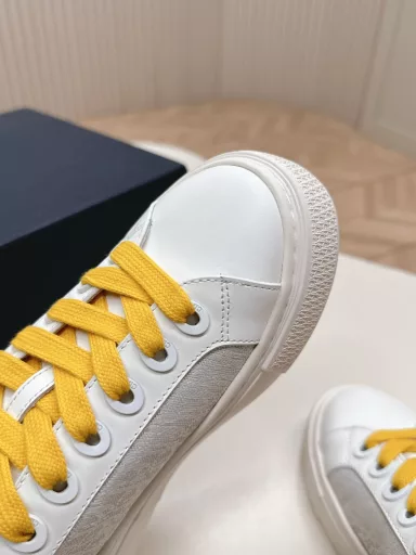 Dior B33 Series Latest Snake Year Limited EditionSneakers are a new product for the fall of 2023, reinterpreting the classic tennis shoes, with a stylish silhouette that highlights the thickness. Crafted from navy blue and white jacquard fabrics, decorated with Oblique prints, paired with suede panels, the unique padded tongue is embellished with the Dior embossed logo, paired with navy blue mohair wide laces and matte brass eyelets with the same tone.White Dior Oblique pattern rubber sole, with a contrasting Dior 30 Avenue Montaigne logo on the back to enhance the style. It can add a fashionable temperament to casual looks