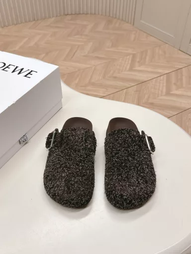 Loewe 25 new half-slippers LoeweCampoLoewe's new Campo Birkenstock comes from the show. Continuing the brand designer Jonathan Anderson's consistent playful color, the new Campo Mary Jane mule has a cute and interesting round toe with retro carved details, full of design sense