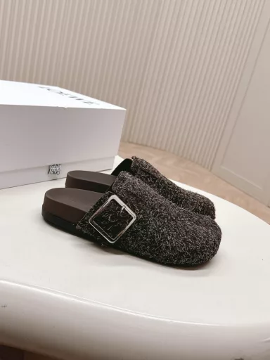Loewe 25 new half-slippers LoeweCampoLoewe's new Campo Birkenstock comes from the show. Continuing the brand designer Jonathan Anderson's consistent playful color, the new Campo Mary Jane mule has a cute and interesting round toe with retro carved details, full of design sense