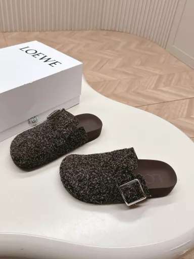Loewe 25 new half-slippers LoeweCampoLoewe's new Campo Birkenstock comes from the show. Continuing the brand designer Jonathan Anderson's consistent playful color, the new Campo Mary Jane mule has a cute and interesting round toe with retro carved details, full of design sense