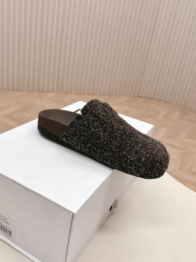 Loewe 25 new half-slippers LoeweCampoLoewe's new Campo Birkenstock comes from the show. Continuing the brand designer Jonathan Anderson's consistent playful color, the new Campo Mary Jane mule has a cute and interesting round toe with retro carved details, full of design sense