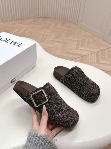 Loewe 25 new half-slippers LoeweCampoLoewe's new Campo Birkenstock comes from the show. Continuing the brand designer Jonathan Anderson's consistent playful color, the new Campo Mary Jane mule has a cute and interesting round toe with retro carved details, full of design sense