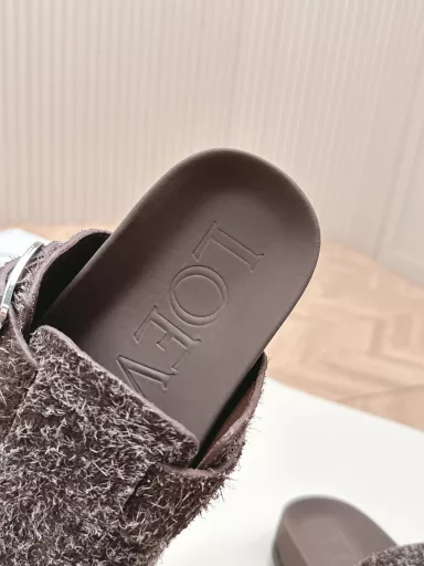Loewe 25 new half-slippers LoeweCampoLoewe's new Campo Birkenstock comes from the show. Continuing the brand designer Jonathan Anderson's consistent playful color, the new Campo Mary Jane mule has a cute and interesting round toe with retro carved details, full of design sense