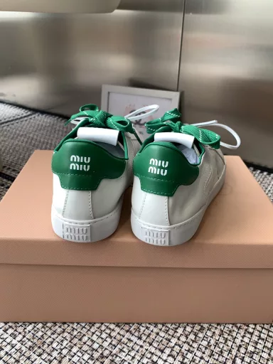 Miu Miu thick-soled biscuit sole 25ss new spring and summer British style lace-up white shoes casual shoesMiuMiu show appropriate unique color rubbing process from Miu Miu series detail close-up new season trend element oneThe concept of love at the moment, multiple collisions, conveying modern style~ It looks good no matter how you wear it. This summer's fashionista's favorite. It doesn't look very comfortable, but it's super comfortable when you put it on.
