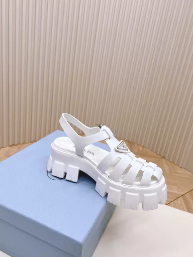 Prada Pig Cage Shoes Sawtooth Roman Braided Thick-soled Rubber Sandals Retro, fashionable and avant-garde gear teeth 55mm thick-soled sole with rubber upper, making the whole pair of shoes light and comfortable Bright colors Meet the various choices of fashionable people with different styles!The iconic metal triangle logo is matched with the shape of ancient beach sandals, and every design element is fashionable!