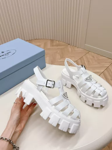 Prada Pig Cage Shoes Sawtooth Roman Braided Thick-soled Rubber Sandals Retro, fashionable and avant-garde gear teeth 55mm thick-soled sole with rubber upper, making the whole pair of shoes light and comfortable Bright colors Meet the various choices of fashionable people with different styles!The iconic metal triangle logo is matched with the shape of ancient beach sandals, and every design element is fashionable!