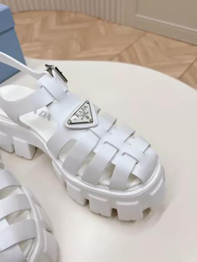 Prada Pig Cage Shoes Sawtooth Roman Braided Thick-soled Rubber Sandals Retro, fashionable and avant-garde gear teeth 55mm thick-soled sole with rubber upper, making the whole pair of shoes light and comfortable Bright colors Meet the various choices of fashionable people with different styles!The iconic metal triangle logo is matched with the shape of ancient beach sandals, and every design element is fashionable!