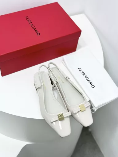 FERRAGA*O's new version of vara small bow square toe slingback Mary Jane sandals!✔︎Stunning on the feet~ Classic small square toe design, elegant small bow 🎀 combined with metal, complement each other, very versatile, not tiring to wear 🧸Full of high-end feeling