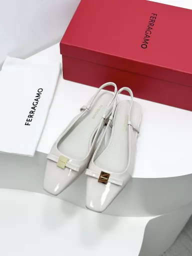 FERRAGA*O's new version of vara small bow square toe slingback Mary Jane sandals!✔︎Stunning on the feet~ Classic small square toe design, elegant small bow 🎀 combined with metal, complement each other, very versatile, not tiring to wear 🧸Full of high-end feeling