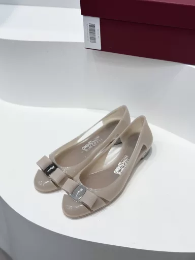 salvatore Ferragao ✔️Salvatore Ferragao's new PVC jelly shoes✔️No longer afraid of rainy days, very delicate shoes that are versatile and stylish to wear. The hollow design of the shoes makes the summer more breathable and comfortable!