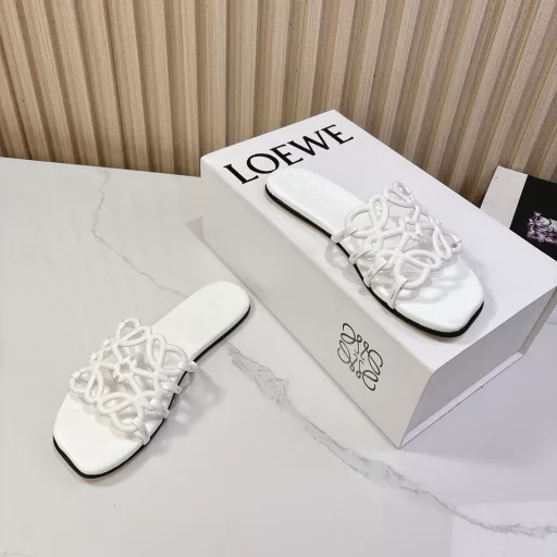 The latest model of Loewe 25, the upper is made of the brand's iconic woven logo, which is unique and eye-catching, highlighting the brand's style. The three colors of black, white and brown are classic and atmospheric, suitable for a variety of styles. High-quality leather material, soft to the touch. Flat bottom design, comfortable walking