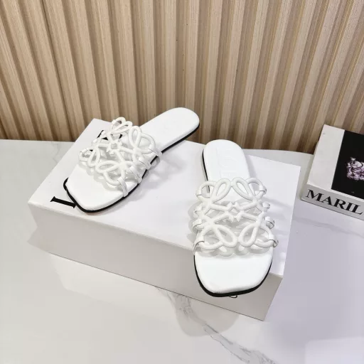 The latest model of Loewe 25, the upper is made of the brand's iconic woven logo, which is unique and eye-catching, highlighting the brand's style. The three colors of black, white and brown are classic and atmospheric, suitable for a variety of styles. High-quality leather material, soft to the touch. Flat bottom design, comfortable walking