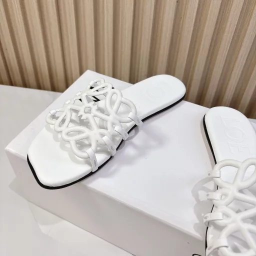 The latest model of Loewe 25, the upper is made of the brand's iconic woven logo, which is unique and eye-catching, highlighting the brand's style. The three colors of black, white and brown are classic and atmospheric, suitable for a variety of styles. High-quality leather material, soft to the touch. Flat bottom design, comfortable walking