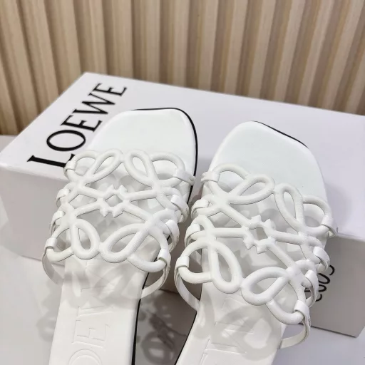 The latest model of Loewe 25, the upper is made of the brand's iconic woven logo, which is unique and eye-catching, highlighting the brand's style. The three colors of black, white and brown are classic and atmospheric, suitable for a variety of styles. High-quality leather material, soft to the touch. Flat bottom design, comfortable walking
