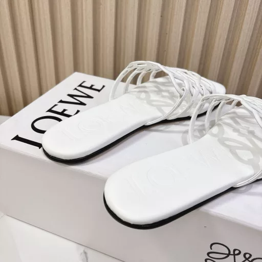 The latest model of Loewe 25, the upper is made of the brand's iconic woven logo, which is unique and eye-catching, highlighting the brand's style. The three colors of black, white and brown are classic and atmospheric, suitable for a variety of styles. High-quality leather material, soft to the touch. Flat bottom design, comfortable walking