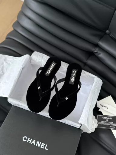Chanel 24P new flip-flops!This series is really amazing, how can it be so beautiful!It is really a perfect match for summer, salty or sweet~The upper is made of imported calfskinThe lining is lambskinGenuine leather outsole
