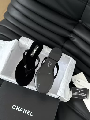 Chanel 24P new flip-flops!This series is really amazing, how can it be so beautiful!It is really a perfect match for summer, salty or sweet~The upper is made of imported calfskinThe lining is lambskinGenuine leather outsole