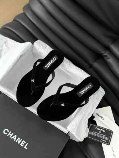 Chanel 24P new flip-flops!This series is really amazing, how can it be so beautiful!It is really a perfect match for summer, salty or sweet~The upper is made of imported calfskinThe lining is lambskinGenuine leather outsole