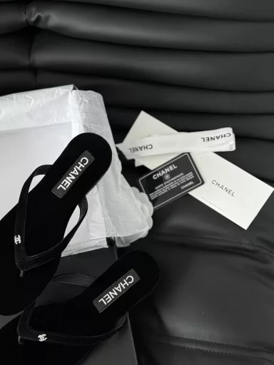 Chanel 24P new flip-flops!This series is really amazing, how can it be so beautiful!It is really a perfect match for summer, salty or sweet~The upper is made of imported calfskinThe lining is lambskinGenuine leather outsole