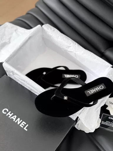 Chanel 24P new flip-flops!This series is really amazing, how can it be so beautiful!It is really a perfect match for summer, salty or sweet~The upper is made of imported calfskinThe lining is lambskinGenuine leather outsole
