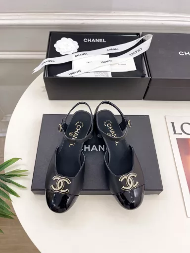 𝐂𝐇𝐀𝐍𝐄𝐋2025 early spring new products, counter catwalk models, classic Chanel double C thick heel sandals series new 〰🍬 The best in the fashion circle, the matching will interpret the delicate, luxurious and timeless classics💋 show the unique dressing style, beautiful beyond words, must-have in autumn and winter…