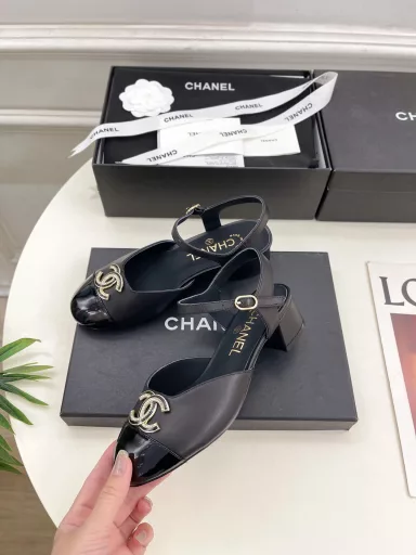 𝐂𝐇𝐀𝐍𝐄𝐋2025 early spring new products, counter catwalk models, classic Chanel double C thick heel sandals series new 〰🍬 The best in the fashion circle, the matching will interpret the delicate, luxurious and timeless classics💋 show the unique dressing style, beautiful beyond words, must-have in autumn and winter…