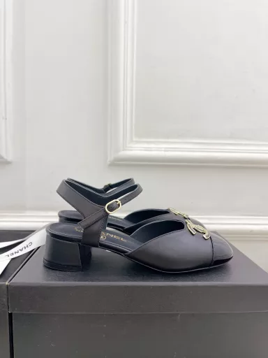𝐂𝐇𝐀𝐍𝐄𝐋2025 early spring new products, counter catwalk models, classic Chanel double C thick heel sandals series new 〰🍬 The best in the fashion circle, the matching will interpret the delicate, luxurious and timeless classics💋 show the unique dressing style, beautiful beyond words, must-have in autumn and winter…