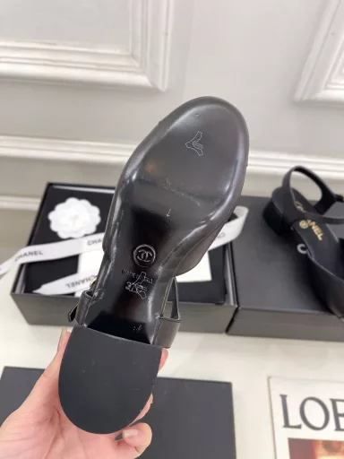 𝐂𝐇𝐀𝐍𝐄𝐋2025 early spring new products, counter catwalk models, classic Chanel double C thick heel sandals series new 〰🍬 The best in the fashion circle, the matching will interpret the delicate, luxurious and timeless classics💋 show the unique dressing style, beautiful beyond words, must-have in autumn and winter…
