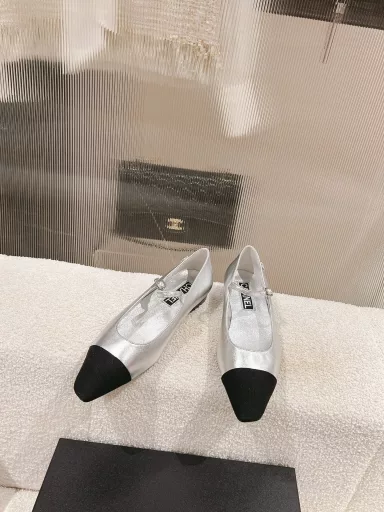 CHANEL 2024 S-style new pointed toe color-blocked flat shoesThe pointed toe design is cute and makes you look like a sweet girl when you wear itI think it is good, but you will know how comfortable it is when you see it on your feetIt is really special and fashionable. The rhinestones on the side are very eye-catchingThe smooth shoes are full of style and high-end feeling
