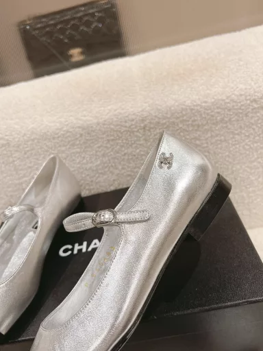CHANEL 2024 S-style new pointed toe color-blocked flat shoesThe pointed toe design is cute and makes you look like a sweet girl when you wear itI think it is good, but you will know how comfortable it is when you see it on your feetIt is really special and fashionable. The rhinestones on the side are very eye-catchingThe smooth shoes are full of style and high-end feeling