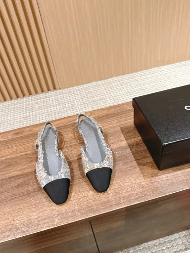 𝐂𝐇𝐀𝐍𝐄𝐋 𝐒𝐥𝐢𝐧𝐠𝐛𝐚𝐜𝐤# Chanel flat heels are a super classic item that you never get tired of. They can be matched with any clothes. Adhering to Chanel's usual color matching design, the harmonious combination of colors does not look abrupt at all, but adds a sense of design ✨ ~ High heels are mainly comfortable. We use imported original fabrics/cowhide on the surface of the shoes, which are soft and tender. The inner insole is lambskin, which is sweat-absorbent and breathable.