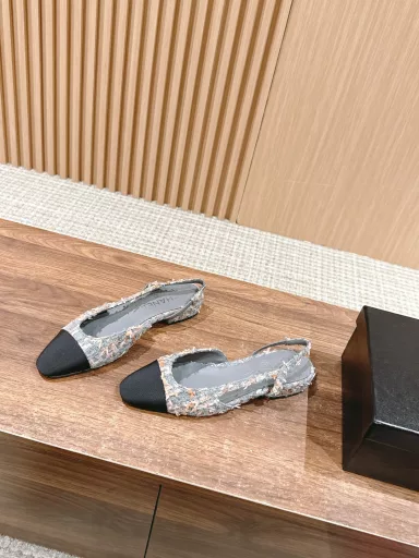 𝐂𝐇𝐀𝐍𝐄𝐋 𝐒𝐥𝐢𝐧𝐠𝐛𝐚𝐜𝐤# Chanel flat heels are a super classic item that you never get tired of. They can be matched with any clothes. Adhering to Chanel's usual color matching design, the harmonious combination of colors does not look abrupt at all, but adds a sense of design ✨ ~ High heels are mainly comfortable. We use imported original fabrics/cowhide on the surface of the shoes, which are soft and tender. The inner insole is lambskin, which is sweat-absorbent and breathable.