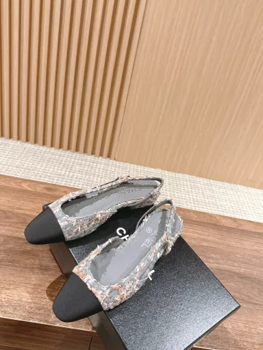 𝐂𝐇𝐀𝐍𝐄𝐋 𝐒𝐥𝐢𝐧𝐠𝐛𝐚𝐜𝐤# Chanel flat heels are a super classic item that you never get tired of. They can be matched with any clothes. Adhering to Chanel's usual color matching design, the harmonious combination of colors does not look abrupt at all, but adds a sense of design ✨ ~ High heels are mainly comfortable. We use imported original fabrics/cowhide on the surface of the shoes, which are soft and tender. The inner insole is lambskin, which is sweat-absorbent and breathable.