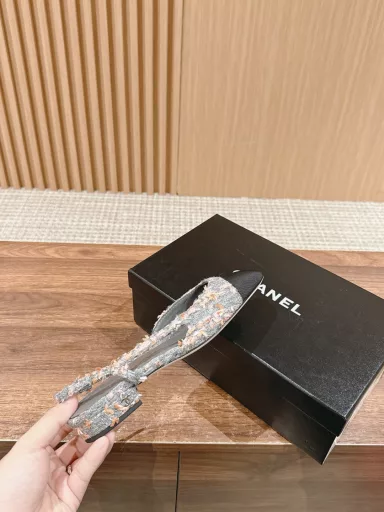 𝐂𝐇𝐀𝐍𝐄𝐋 𝐒𝐥𝐢𝐧𝐠𝐛𝐚𝐜𝐤# Chanel flat heels are a super classic item that you never get tired of. They can be matched with any clothes. Adhering to Chanel's usual color matching design, the harmonious combination of colors does not look abrupt at all, but adds a sense of design ✨ ~ High heels are mainly comfortable. We use imported original fabrics/cowhide on the surface of the shoes, which are soft and tender. The inner insole is lambskin, which is sweat-absorbent and breathable.